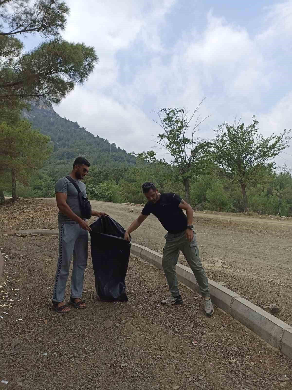 Kozan’da gençler doğa temizliği yaptı