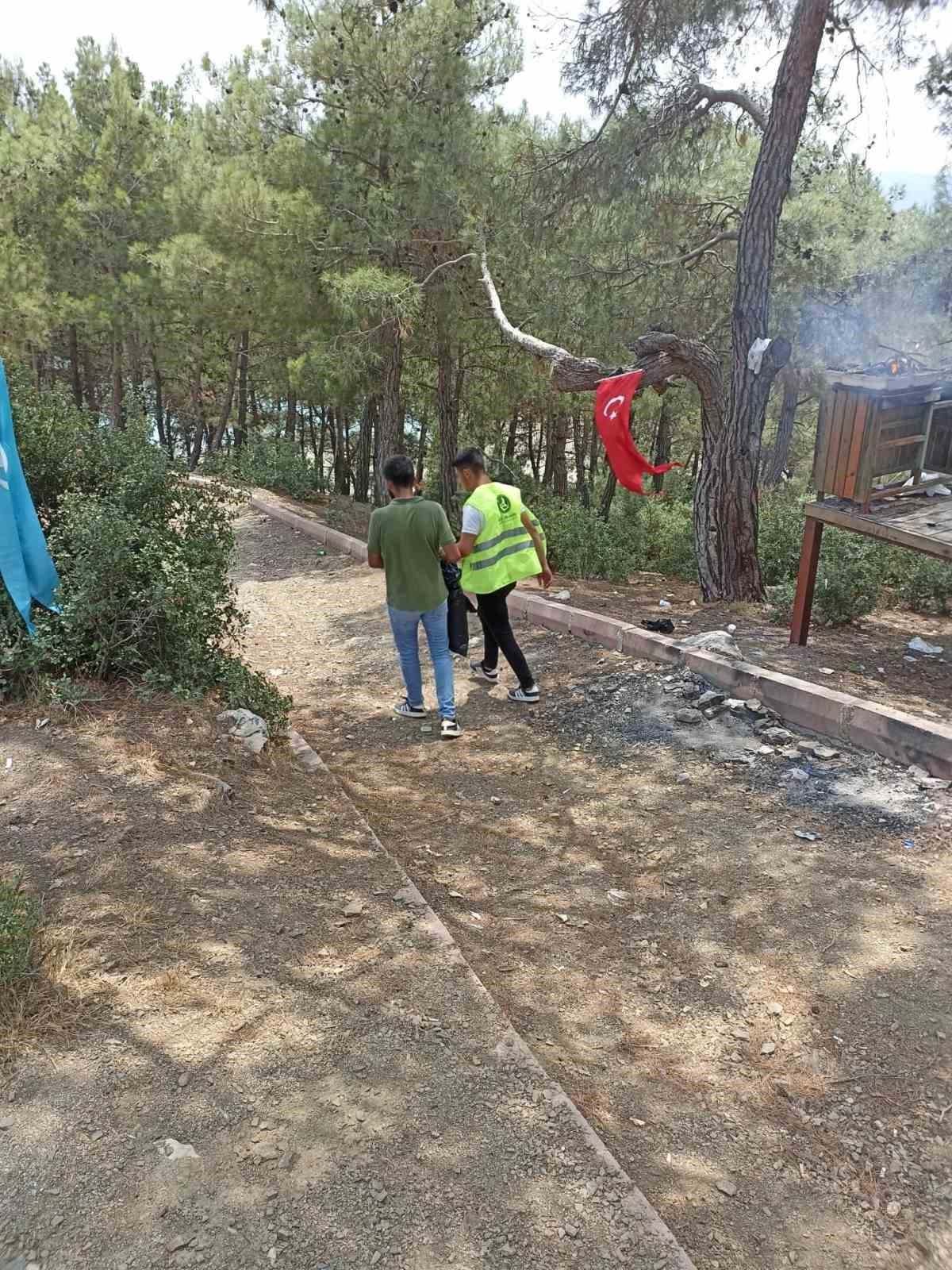 Kozan’da gençler doğa temizliği yaptı