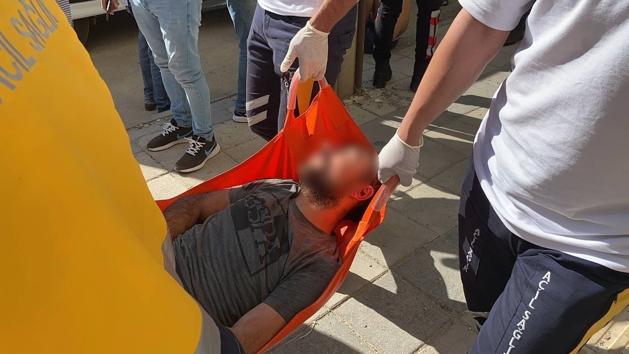 Hırsız ev sahiplerine bıçakla saldırdı: 4 yaralı