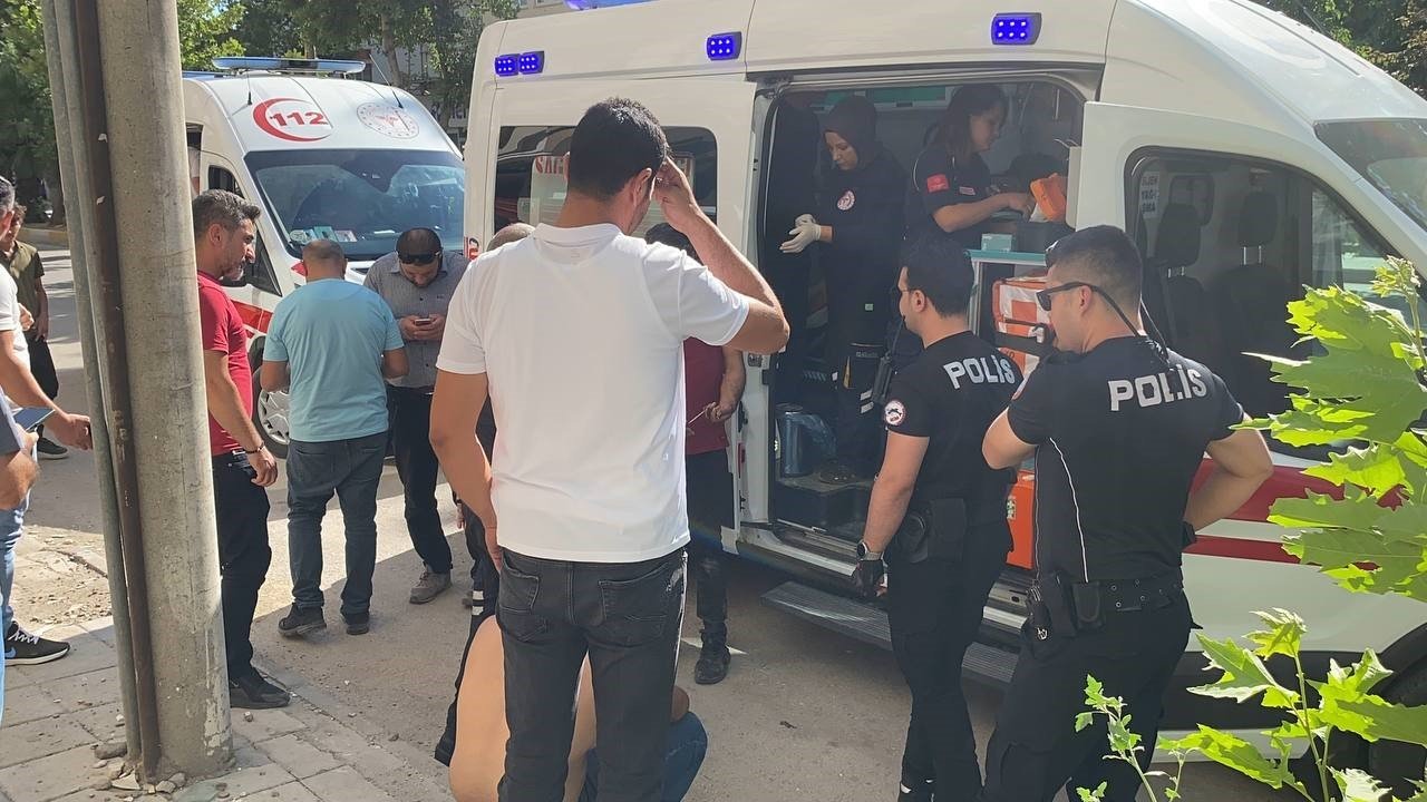 Hırsız ev sahiplerine bıçakla saldırdı: 4 yaralı