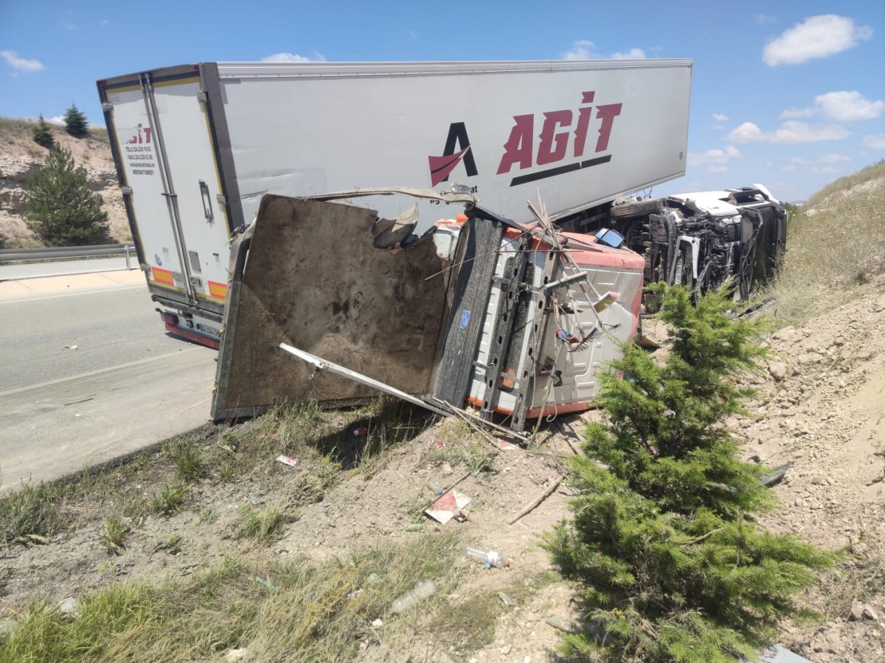 Tırın çarptığı kamyonette 2 kişi yaralandı