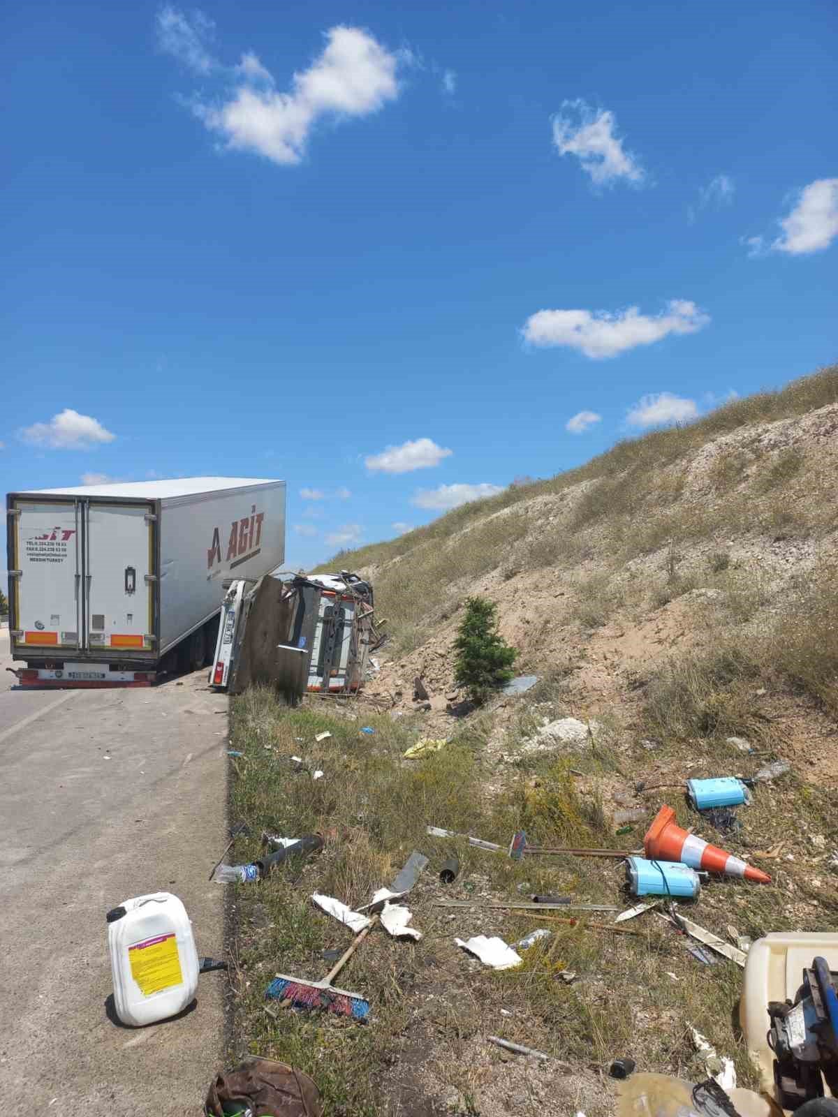 Tırın çarptığı kamyonette 2 kişi yaralandı