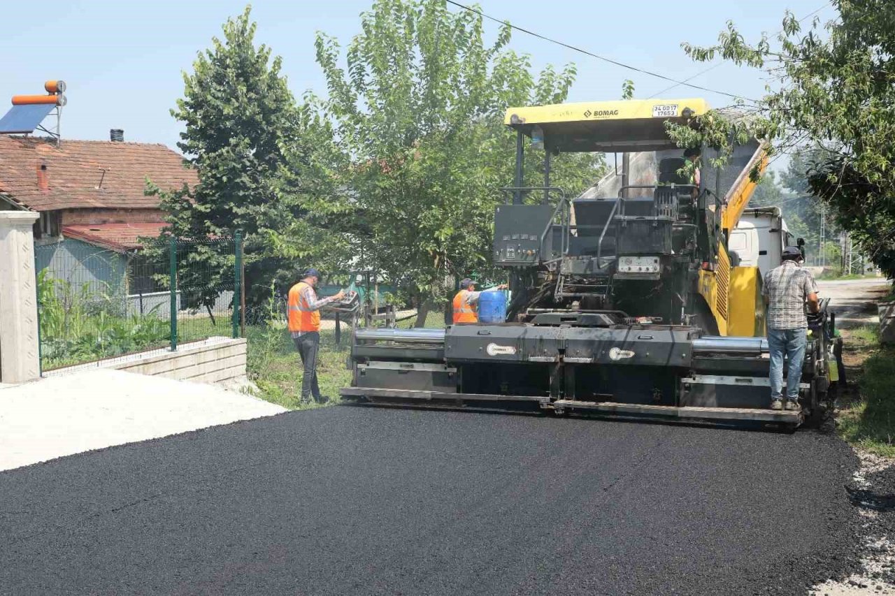 Akyazı’nın mahalleleri asfalt ile güzelleşiyor