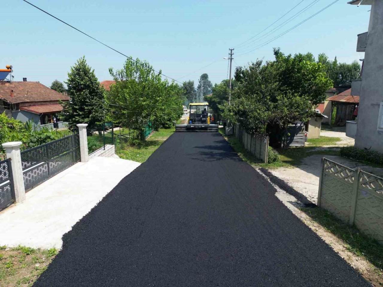 Akyazı’nın mahalleleri asfalt ile güzelleşiyor