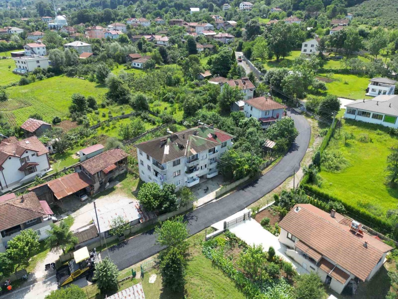 Akyazı’nın mahalleleri asfalt ile güzelleşiyor