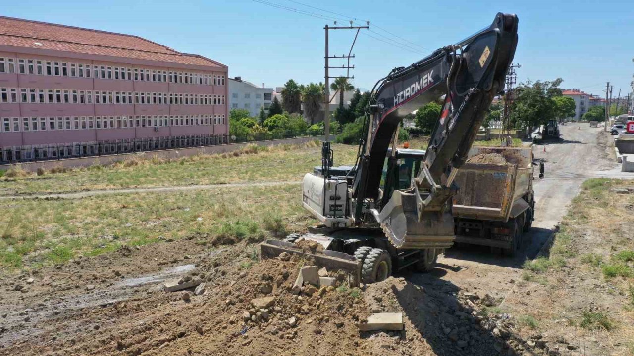 Aydın Büyükşehir Belediyesi Söke’de yol yapım çalışmalarına devam ediyor