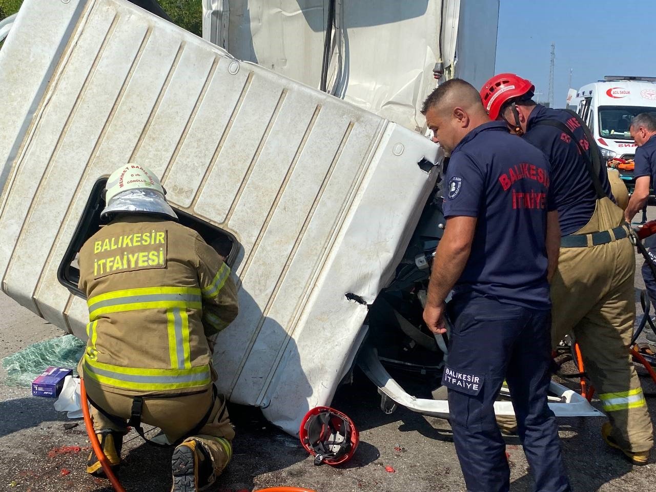 Bandırma’da kamyon hurdaya döndü: 1 yaralı