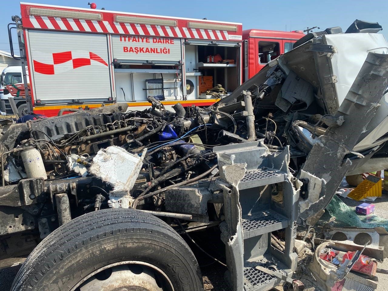 Bandırma’da kamyon hurdaya döndü: 1 yaralı