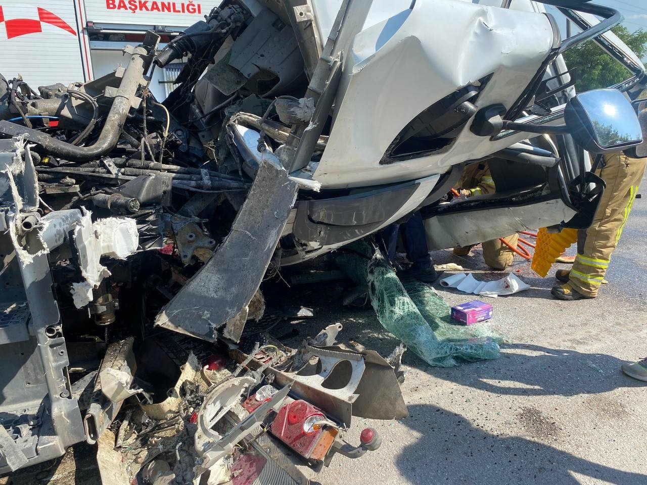 Bandırma’da kamyon hurdaya döndü: 1 yaralı