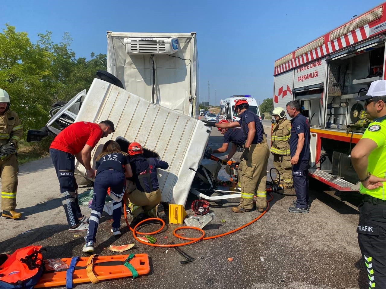 Bandırma’da kamyon hurdaya döndü: 1 yaralı