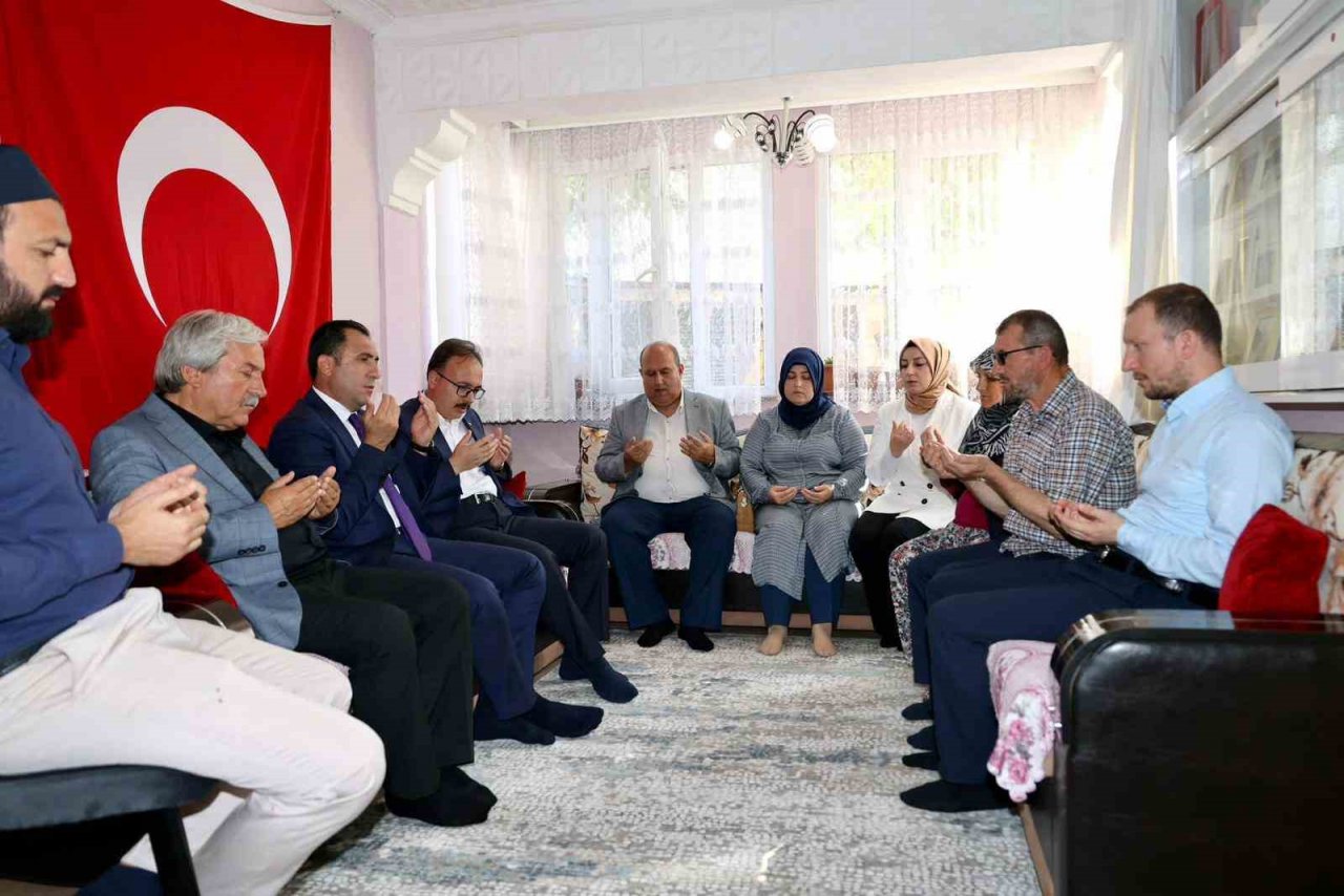 Vali Kızılkaya şehit ailesini ziyaret etti