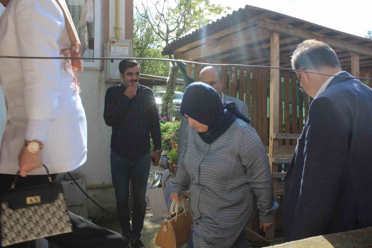 Vali Kızılkaya şehit ailesini ziyaret etti