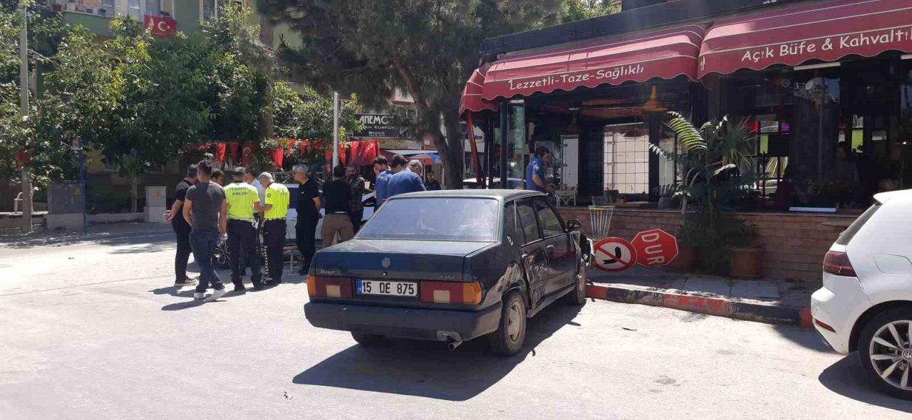 Çarpışan otomobillerden saniyelerle kurtuldu