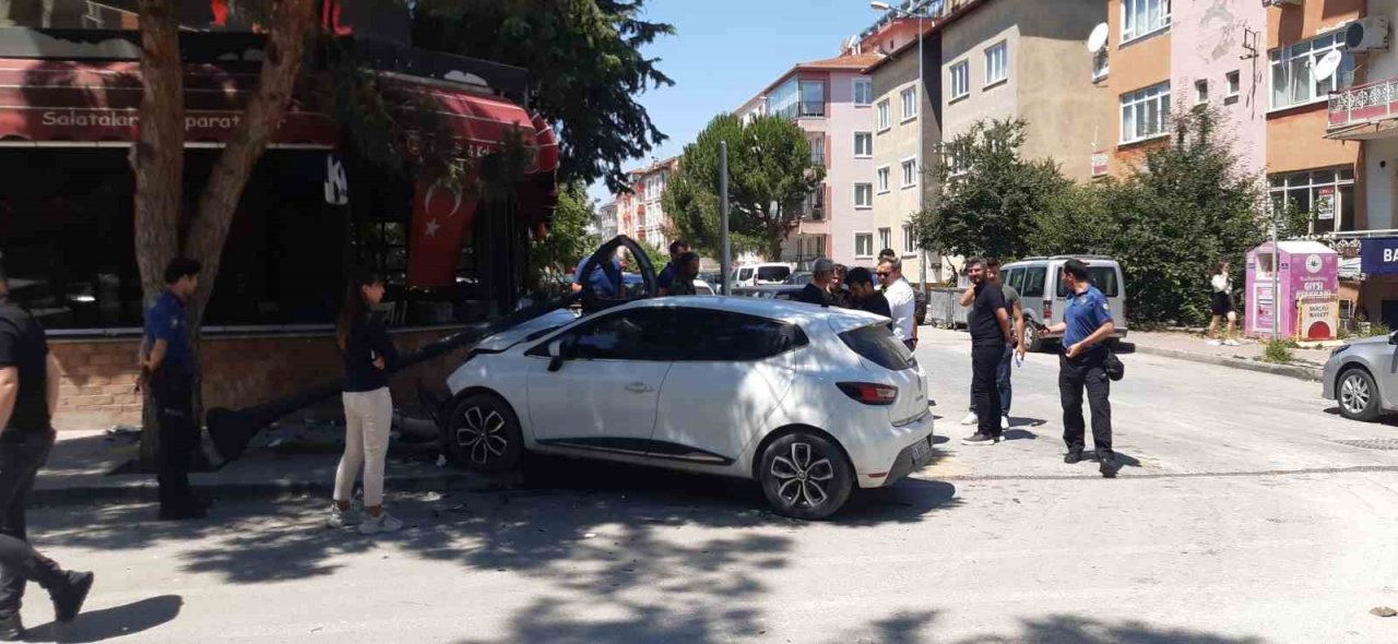 Çarpışan otomobillerden saniyelerle kurtuldu