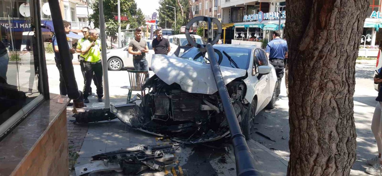 Çarpışan otomobillerden saniyelerle kurtuldu