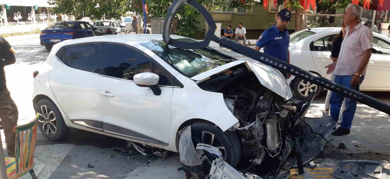 Çarpışan otomobillerden saniyelerle kurtuldu