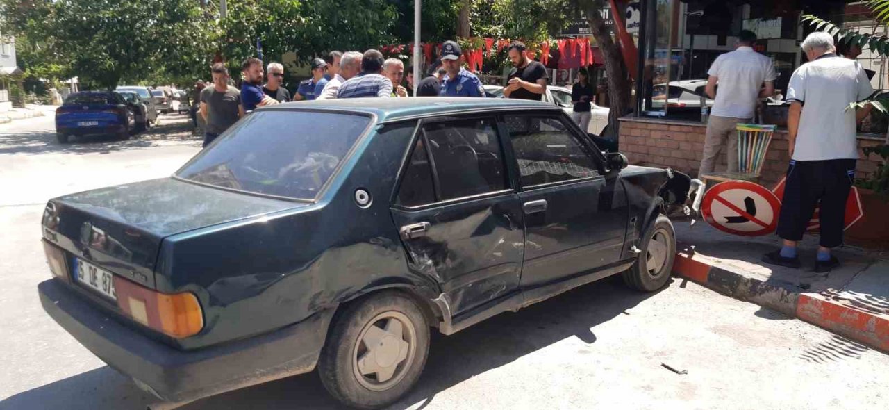 Çarpışan otomobillerden saniyelerle kurtuldu