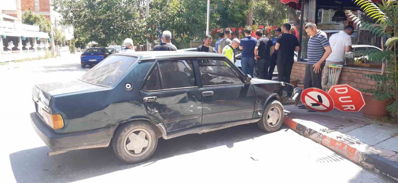 Çarpışan otomobillerden saniyelerle kurtuldu