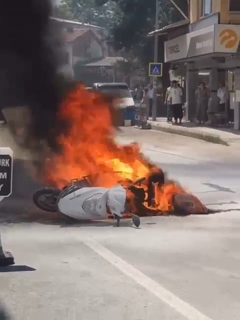 Bursa’da kuryenin motosikleti alev topuna döndü