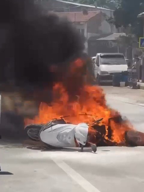 Bursa’da kuryenin motosikleti alev topuna döndü