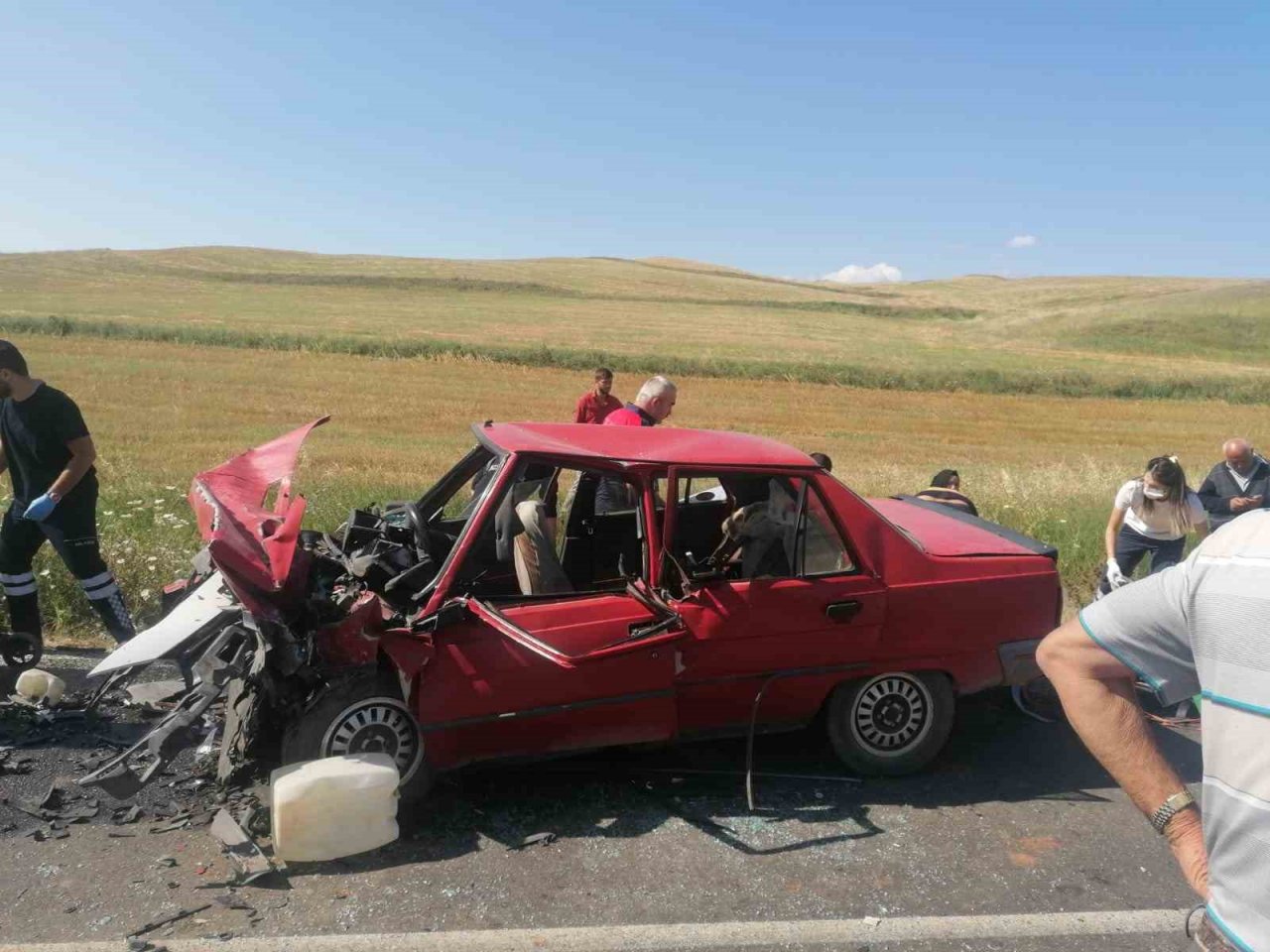 İki otomobil kafa kafaya çarpıştı: 1 ölü, 2 yaralı