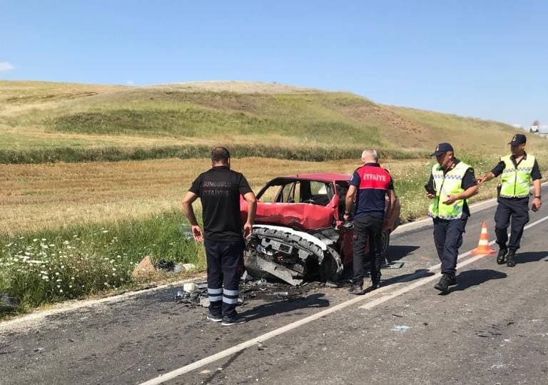 İki otomobil kafa kafaya çarpıştı: 1 ölü, 2 yaralı