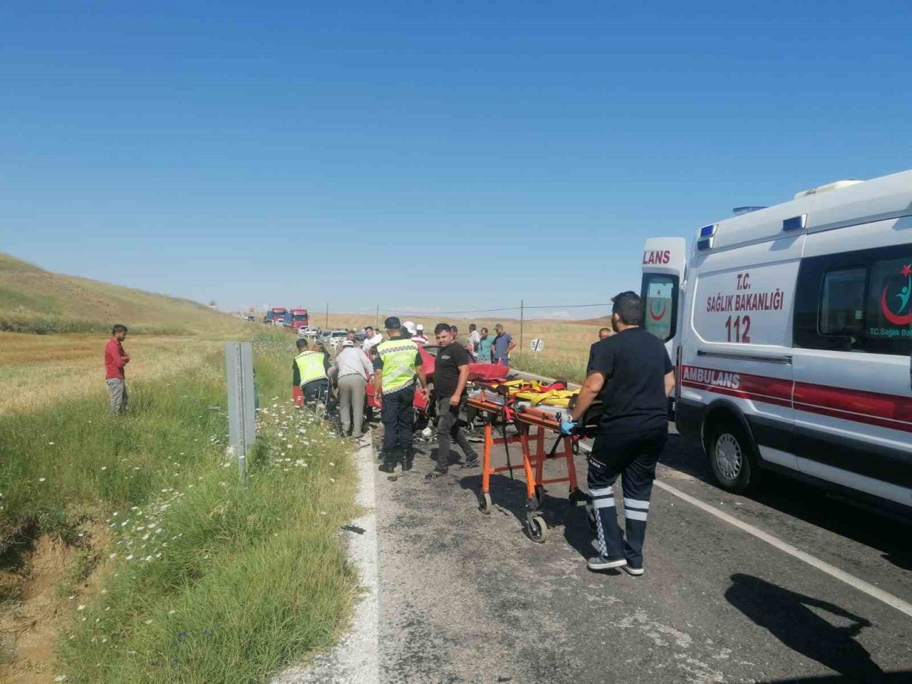 İki otomobil kafa kafaya çarpıştı: 1 ölü, 2 yaralı