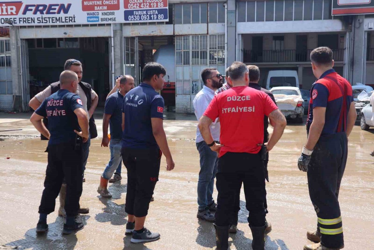 Düzce Belediyesi selin izlerini siliyor