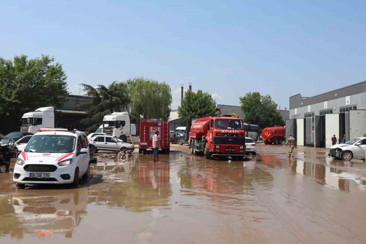 Düzce Belediyesi selin izlerini siliyor