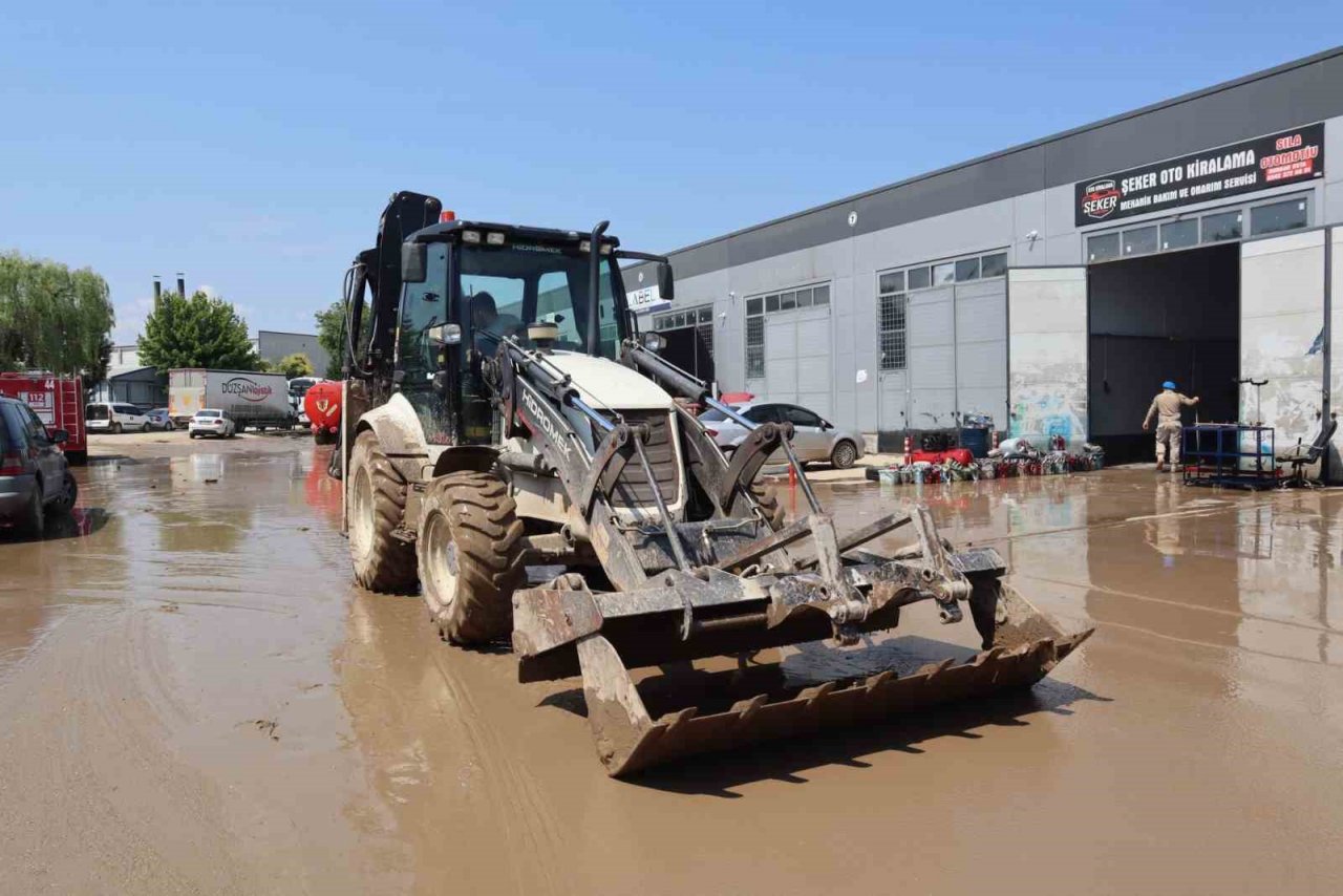 Düzce Belediyesi selin izlerini siliyor