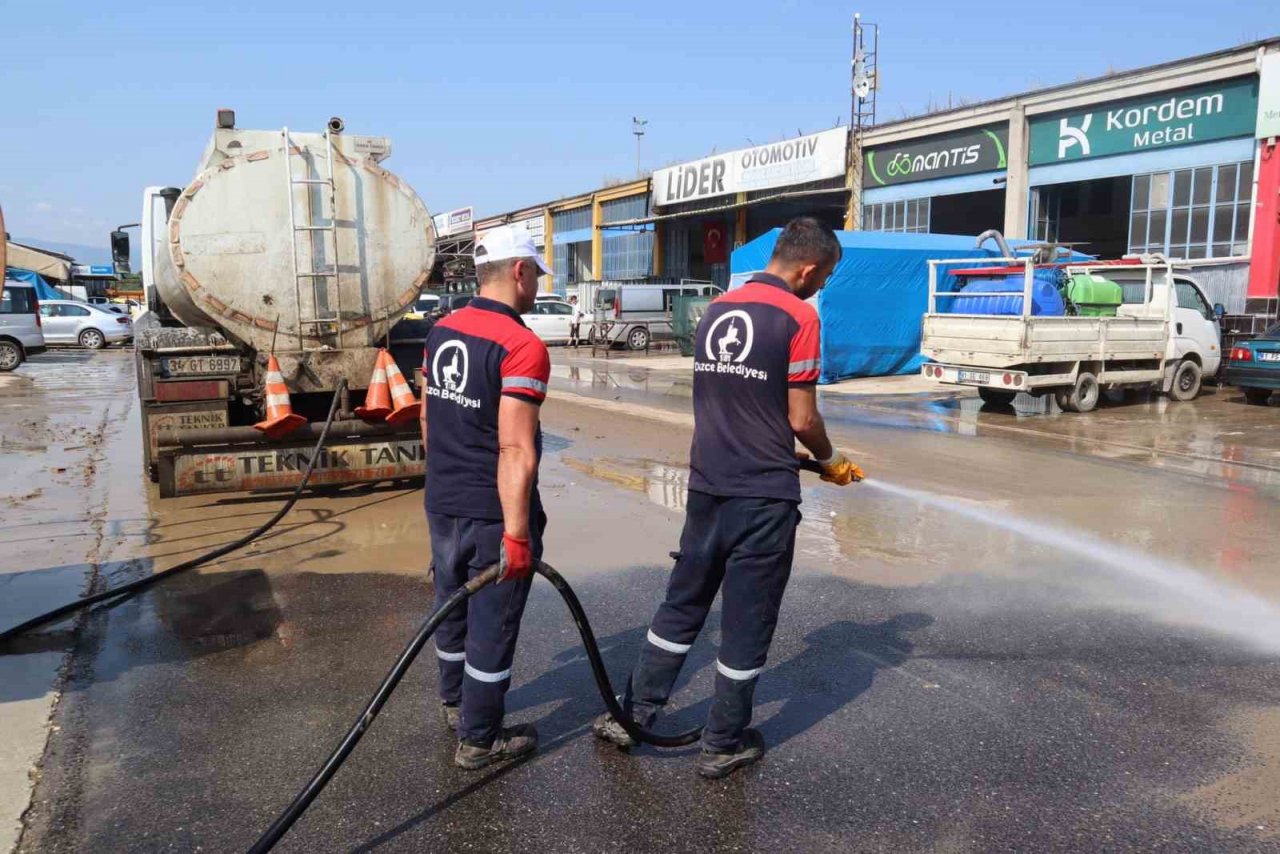 Düzce Belediyesi selin izlerini siliyor