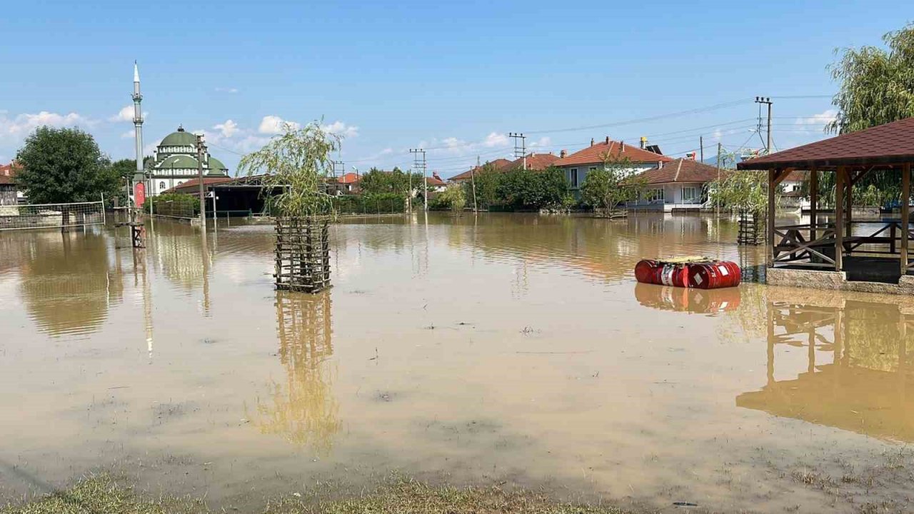 Köy sular altında kaldı, buzdolabını kayık yaptı
