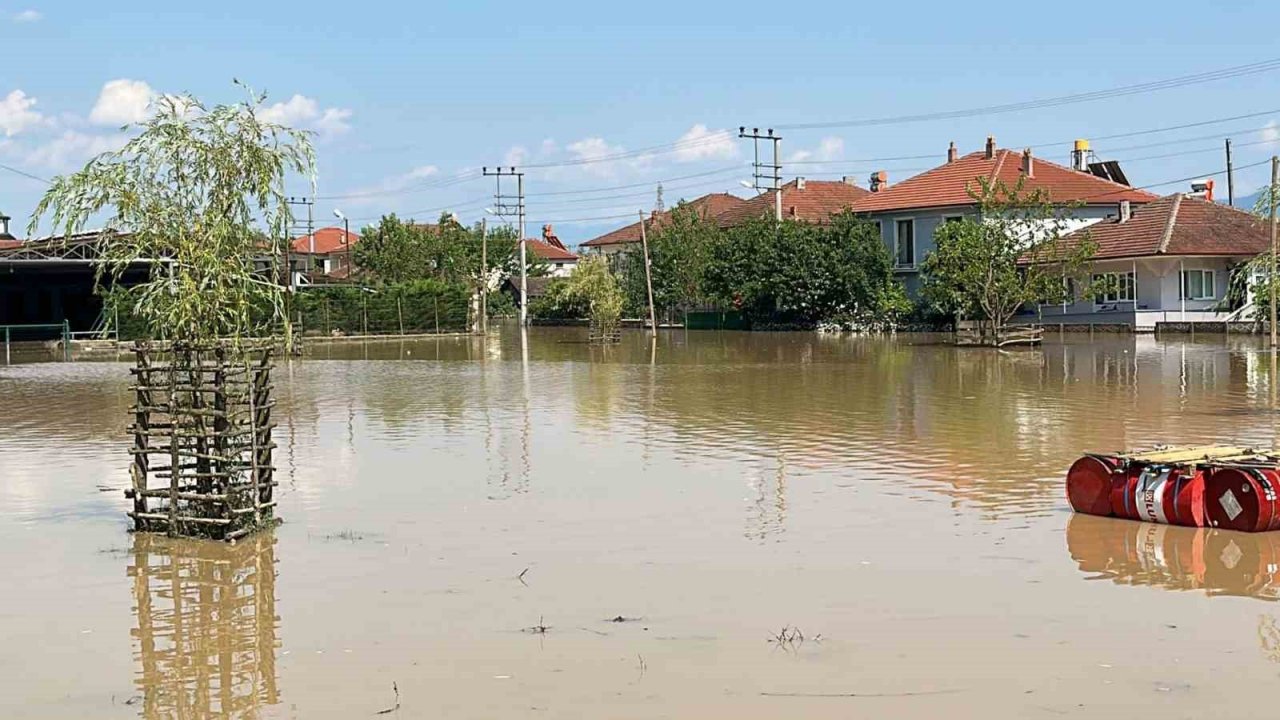 Köy sular altında kaldı, buzdolabını kayık yaptı