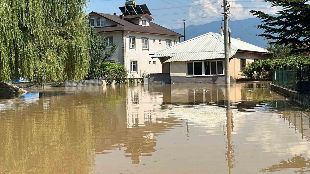 Köy sular altında kaldı, buzdolabını kayık yaptı