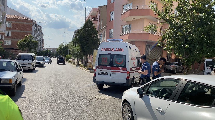 Yolun karşısına geçmeye çalışan çocuğa otomobil çarptı