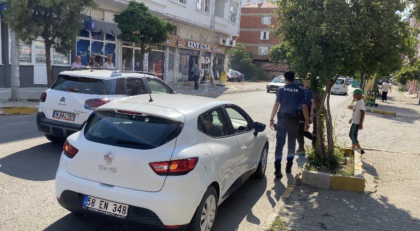 Yolun karşısına geçmeye çalışan çocuğa otomobil çarptı