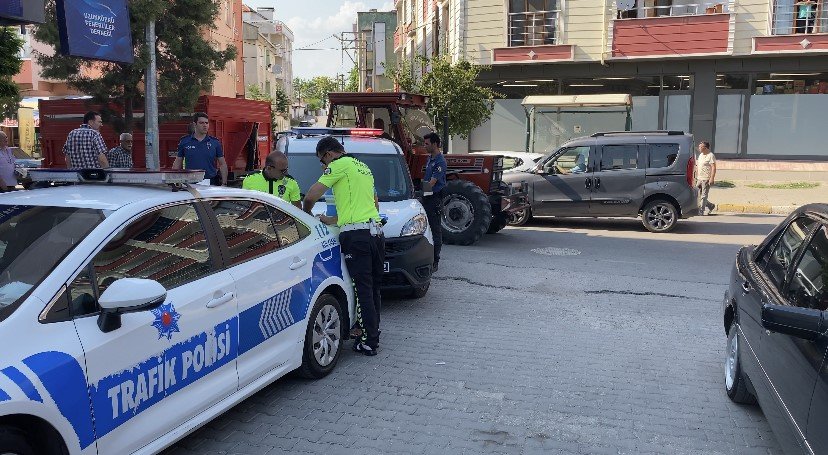 Yolun karşısına geçmeye çalışan çocuğa otomobil çarptı