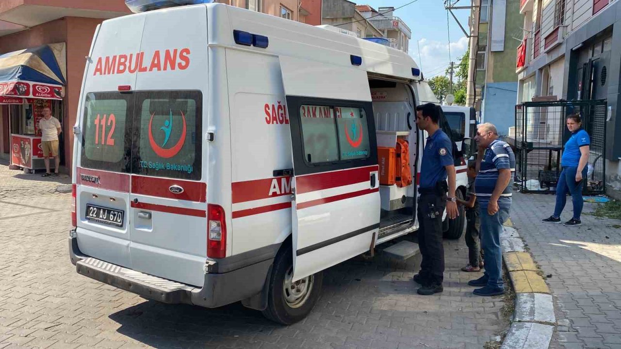 Yolun karşısına geçmeye çalışan çocuğa otomobil çarptı