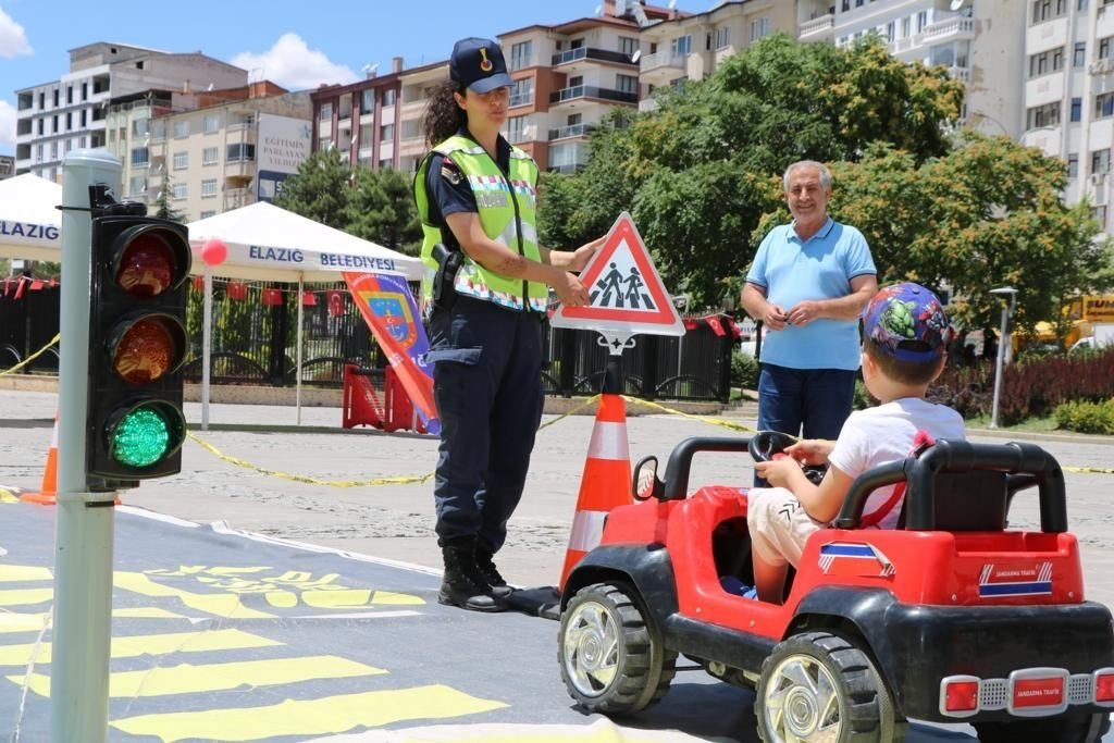 Elazığ’da öğrencilere trafik eğitimi verildi