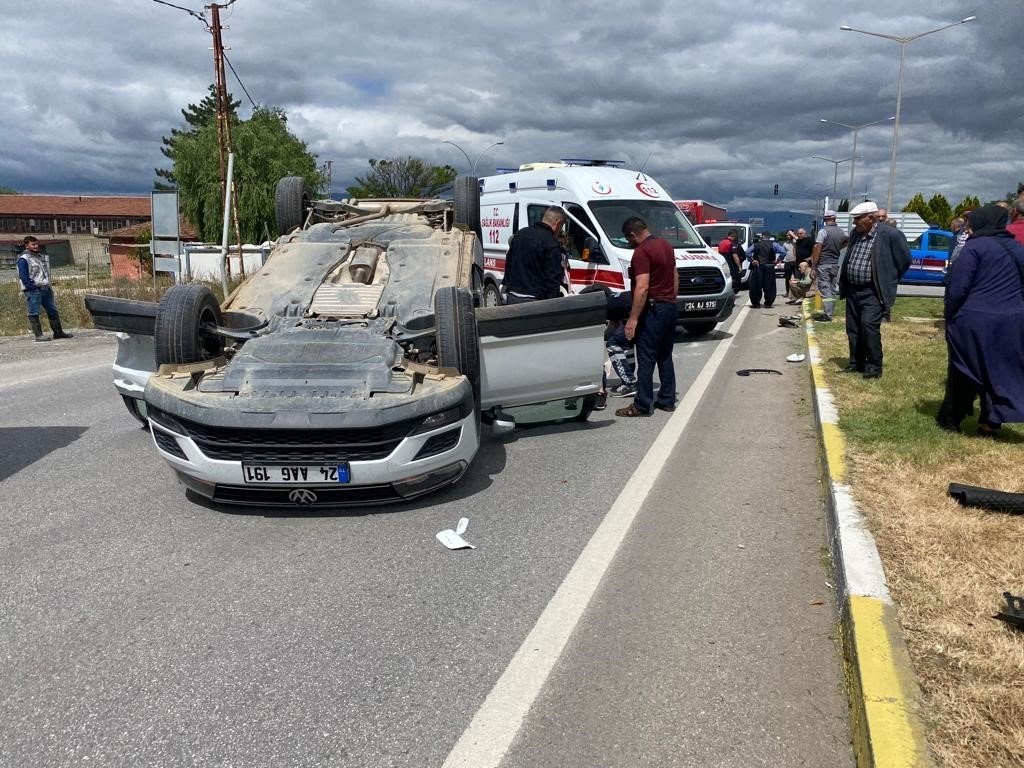 Kırmızı ışık ihlali kazaya neden oldu: 4 yaralı