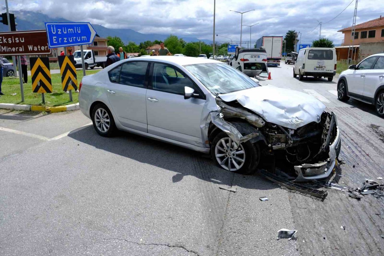 Kırmızı ışık ihlali kazaya neden oldu: 4 yaralı
