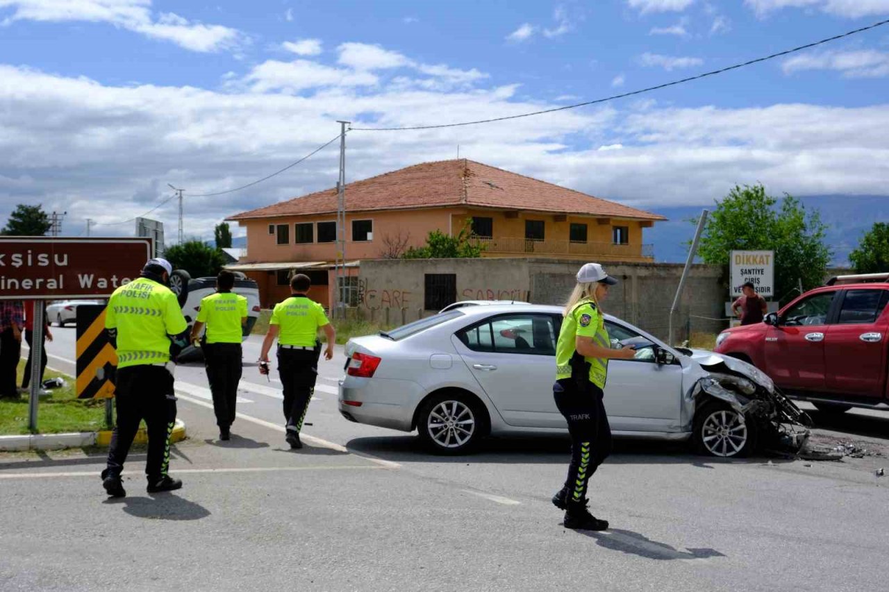 Kırmızı ışık ihlali kazaya neden oldu: 4 yaralı