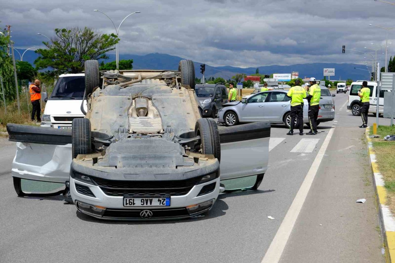 Kırmızı ışık ihlali kazaya neden oldu: 4 yaralı