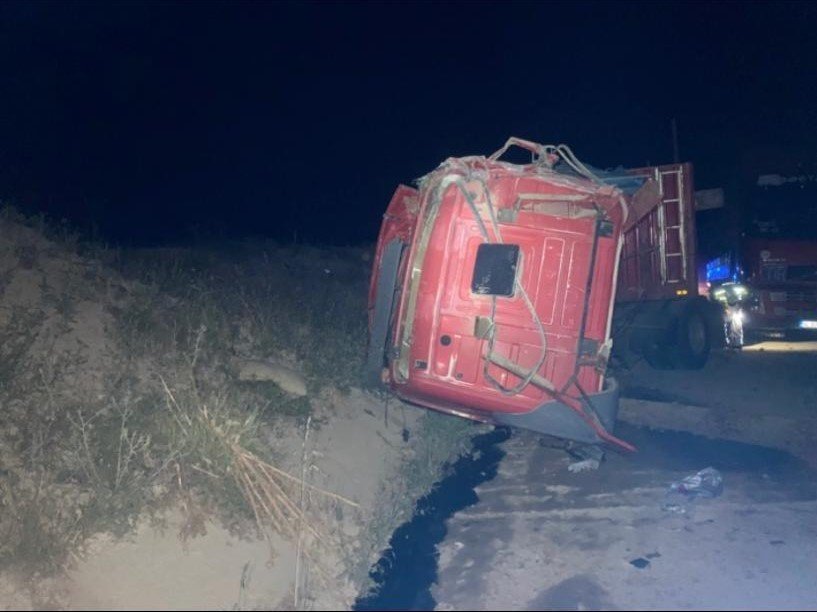 Gediz’de tomruk yüklü tır devrildi: 1 yaralı