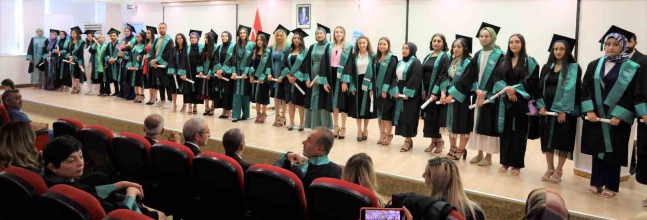 GİBTÜ’den mezun olan 421 öğrenci kep attı