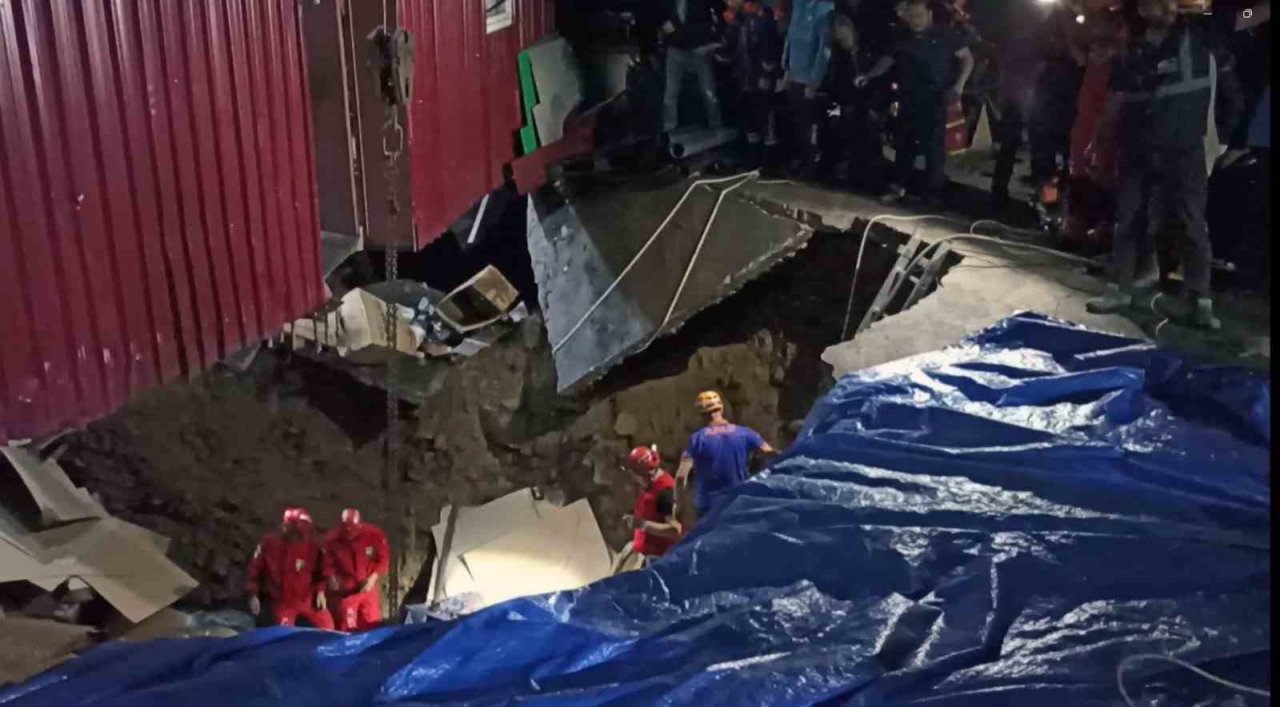 Sağanak yağıştan çöken menfezin altında kalan 3 işçiden 2’si kurtarıldı, 1’i için çalışmalar sürüyor