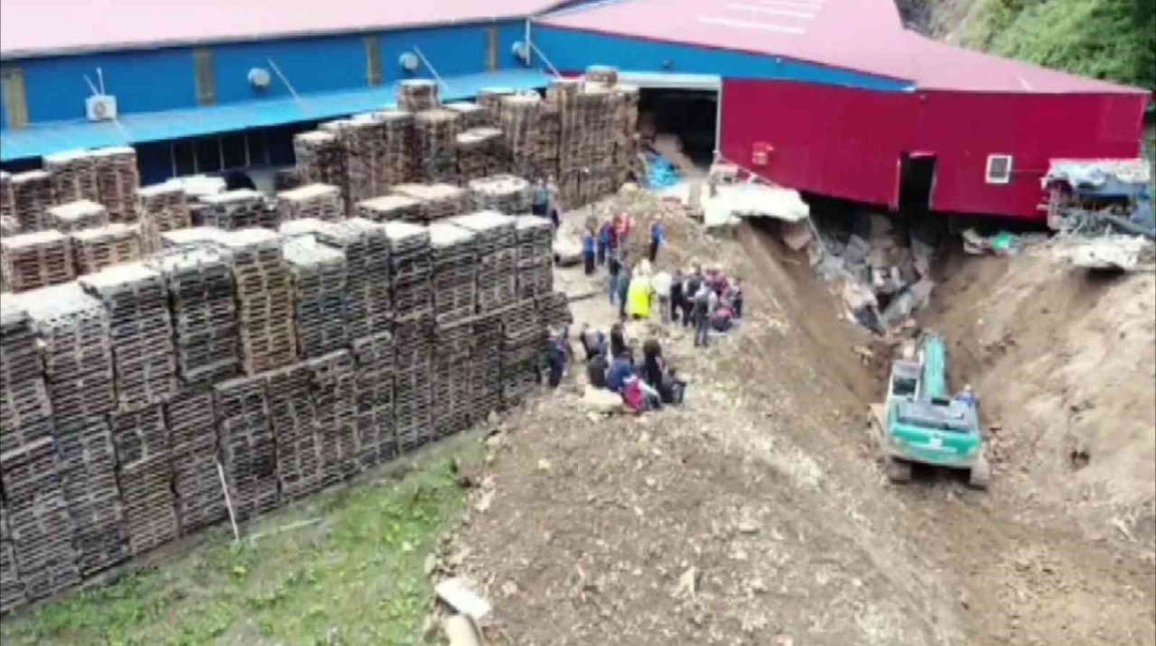 Göçük altında kalan şahsı arama çalışmaları devam ediyor