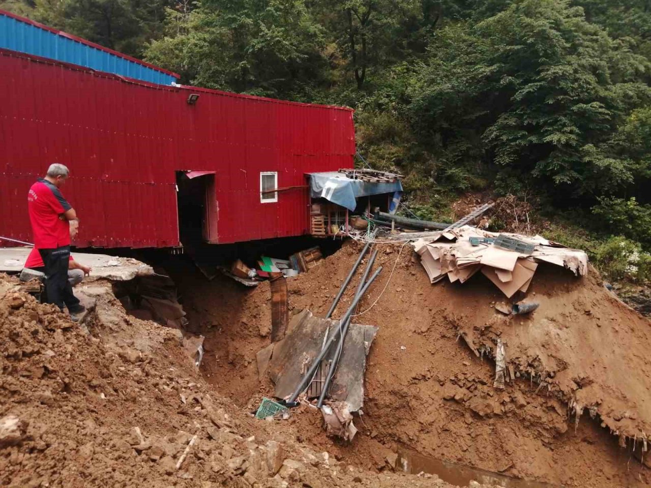 Giresun’da yağış nedeniyle meydana gelen göçük altında kalan işçiden umut kesiliyor