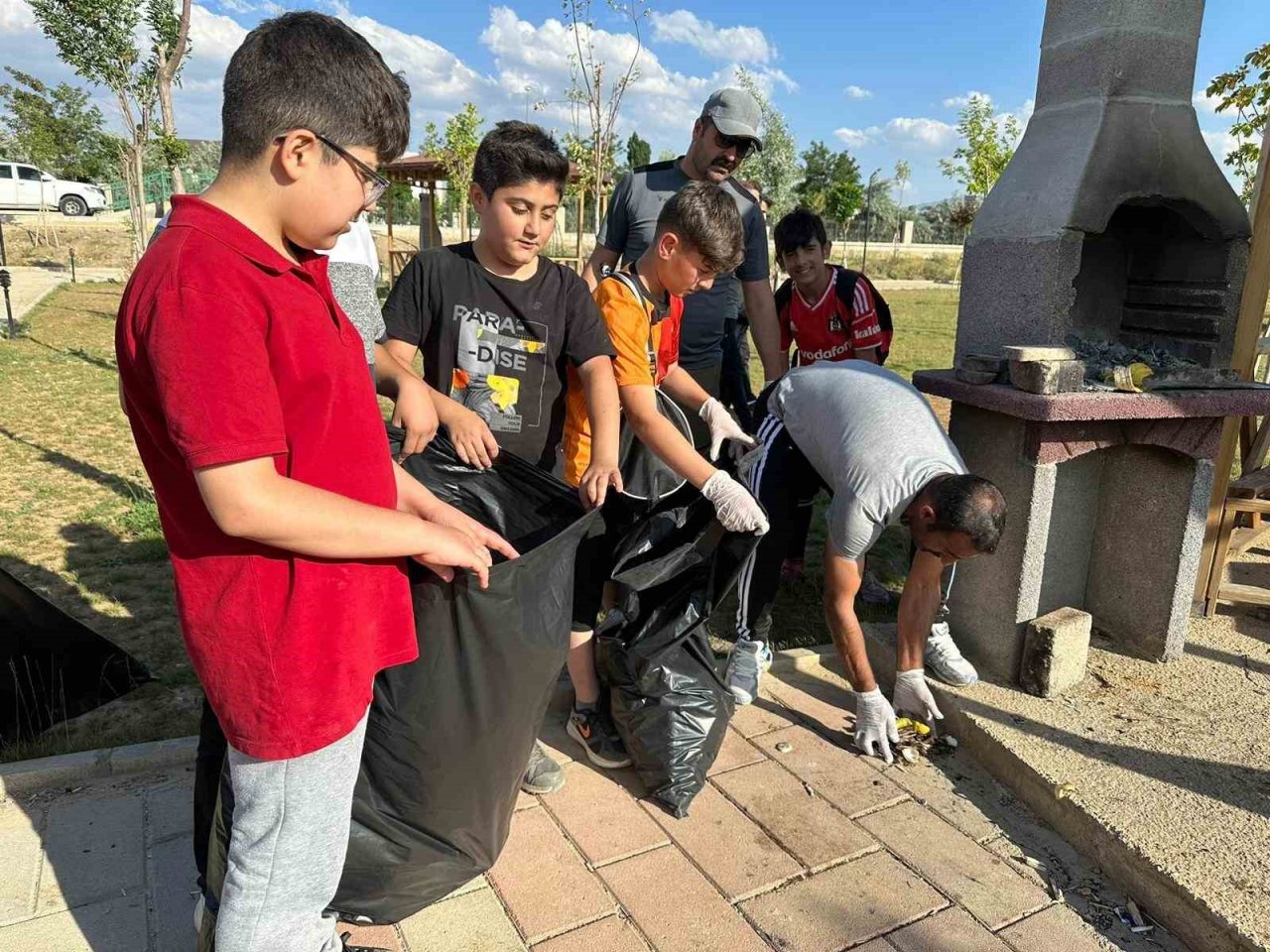 Yüksekovalı 200 sporcu çevre temizliği yaptı