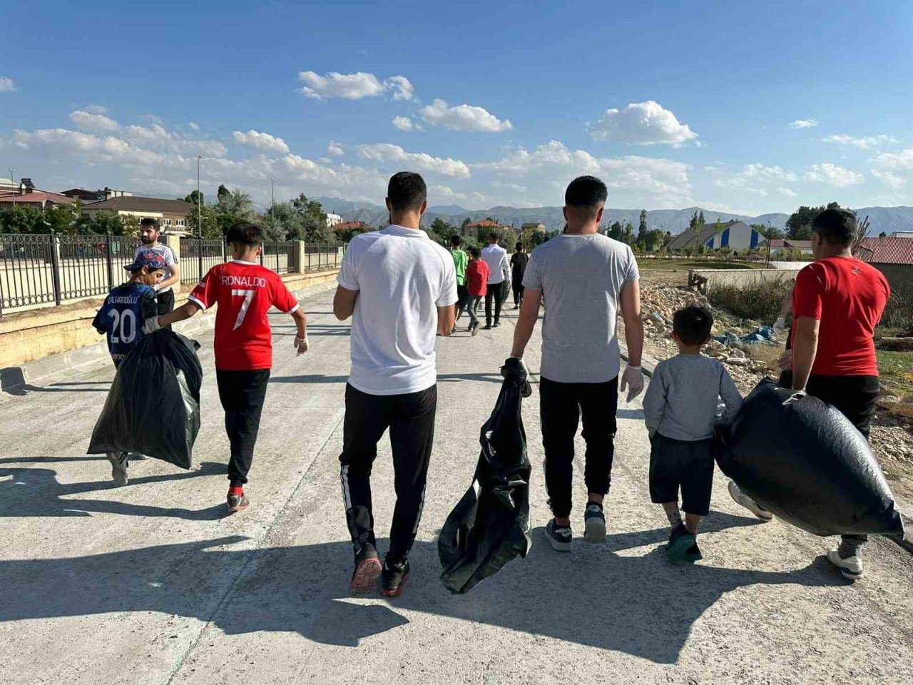 Yüksekovalı 200 sporcu çevre temizliği yaptı